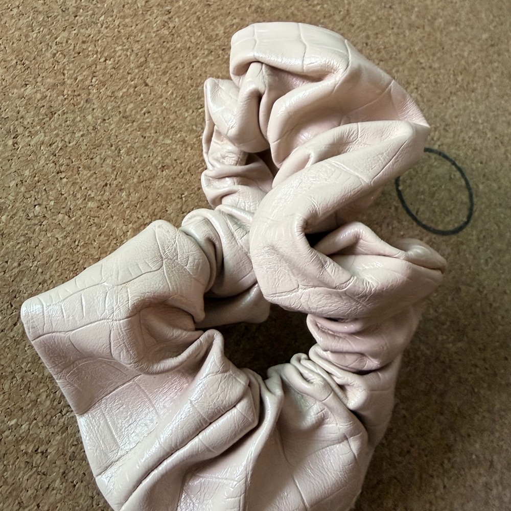 Topshop Scrunchie Faux Leather Large - Picture 2 of 3